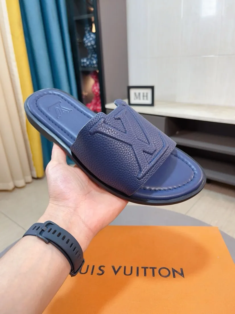 Men's shoes 💰300🌸🌸LV Ordinary men's spring and summer slippers, uppers imported from Italy, cowhide fabric, logo graphics, high-quality craftsmanship, soles: original soles specially provided by the original factory, exclusive movable molded soles super comfortable, original factory single goods, 🔍🔍high quality, you can enter and exit the counter at will, welcome to compare, size 38-45